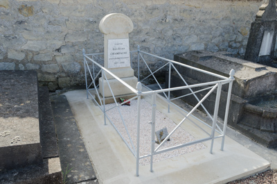 Photographie de la tombe restaurée de Julien Champagne, vue de trois-quart