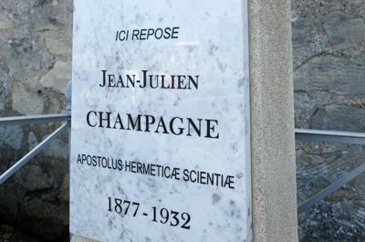 Photographie de la tombe restaurée de Julien Champagne, vue rapprochée de trois-quart sur la plaque de la stelle