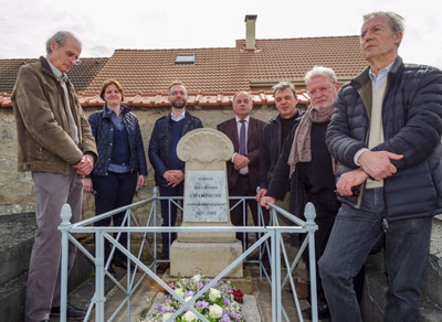 Donateurs réunis pour l&rsquo;anniversaire de la restauration de la tombe de Julien Champagne