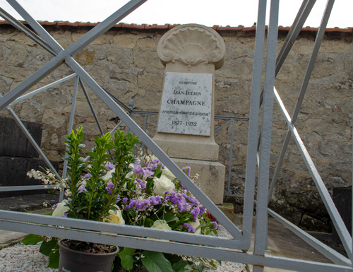Gerbe sur la tombe de Julien Champagne - premier anniversaire de la restauration