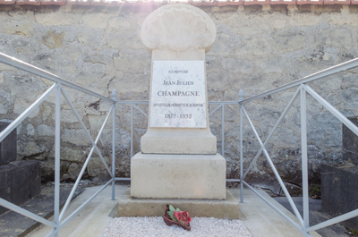 Tombe de Julien Champagne - vue de face de la stèle