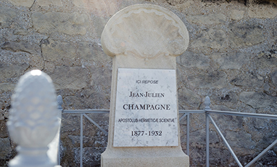 Tombe de Julien Champagne - vue de face de la stèle